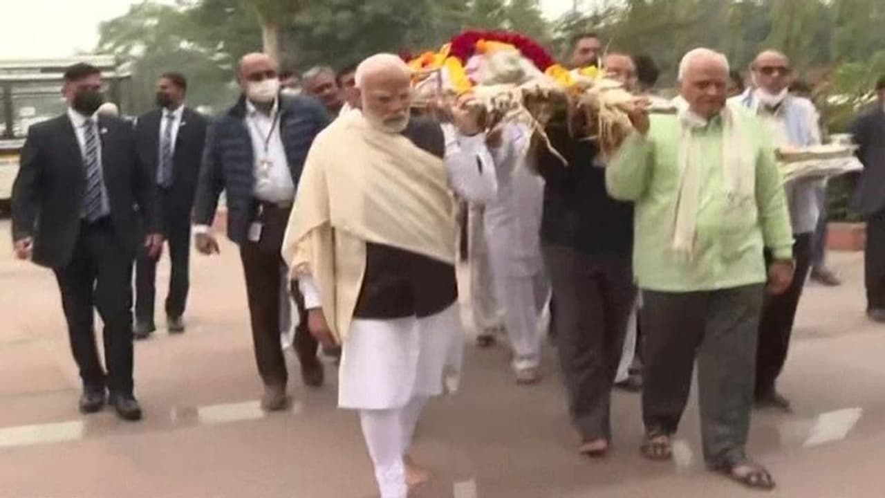 ముగిసిన హీరాబెన్ అంత్యక్రియలు: పాడె మోసిన ప్రధాని మోడీ ముగిసిన హీరాబెన్ అంత్యక్రియలు: పాడె మోసిన ప్రధాని మోడీ