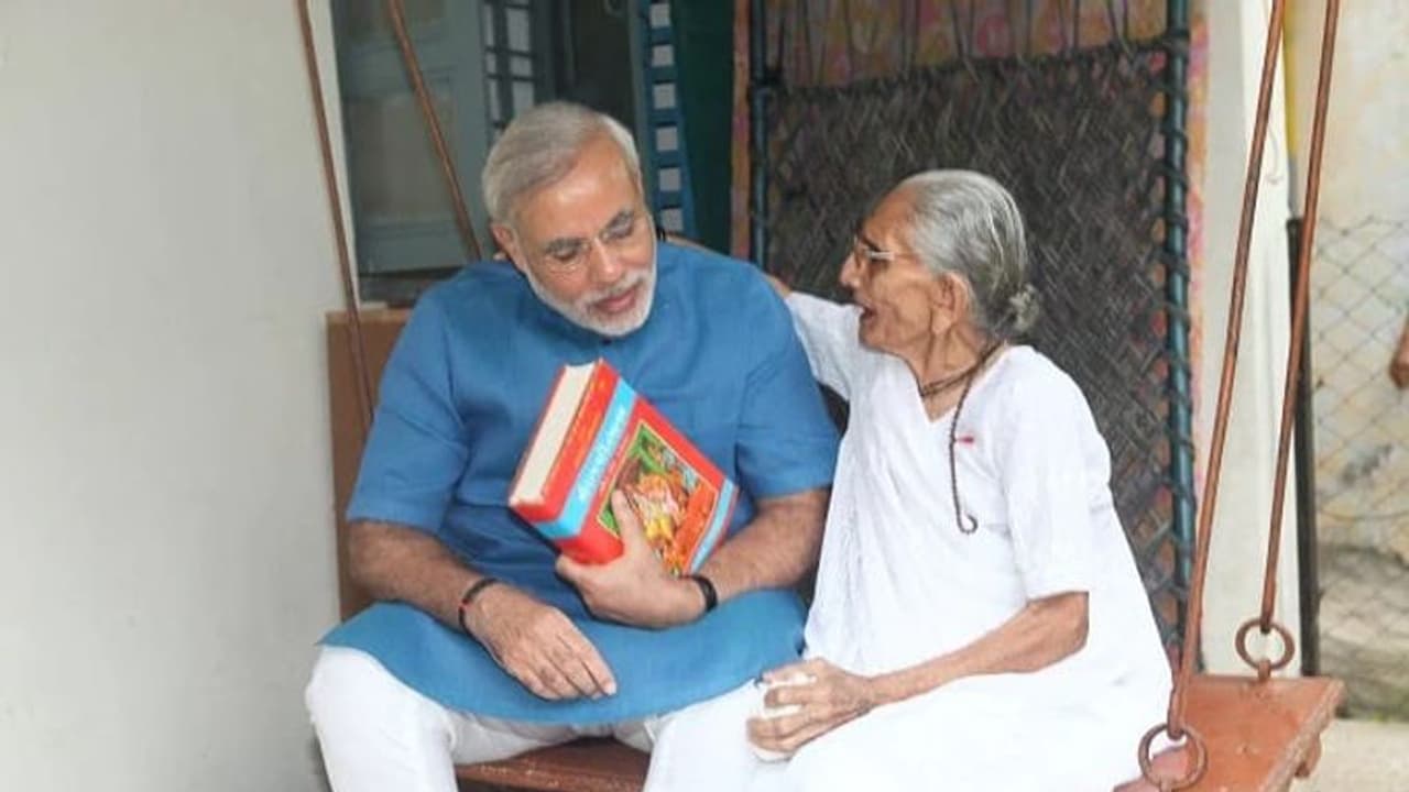 99వ పుట్టిన రోజు సందర్భంగా తల్లి హీరాబెన్ జీవిత విశేషాలను బ్లాగ్ లో రాసిన ప్రధాని.. అందులో రాసుకొచ్చారంటే ? 99వ పుట్టిన రోజు సందర్భంగా తల్లి హీరాబెన్ జీవిత విశేషాలను బ్లాగ్ లో రాసిన ప్రధాని.. అందులో రాసుకొచ్చారంటే ?