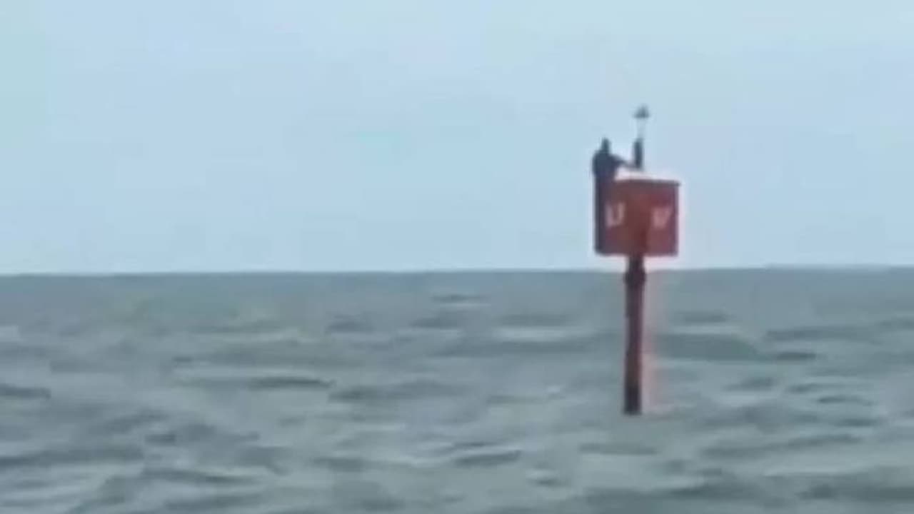 രണ്ട് ദിവസം കടലിൽ പെട്ടു, അഭയം തേടിയത് അപകടസൂചന നൽകാൻ വച്ച പൊങ്ങിൽ അള്ളിപ്പിടിച്ച് രണ്ട് ദിവസം കടലിൽ പെട്ടു, അഭയം തേടിയത് അപകടസൂചന നൽകാൻ വച്ച പൊങ്ങിൽ അള്ളിപ്പിടിച്ച്