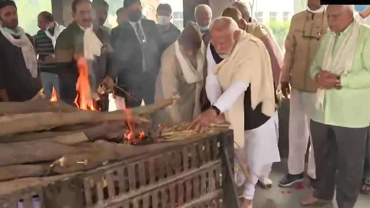 தோளில் தாலாட்டி சீராட்டி வளர்த்த தாயின் உடலை தோளில் சுமந்து உடலுக்கு தீ மூட்டி கலங்கிய பிரதமர் மோடி.. தோளில் தாலாட்டி சீராட்டி வளர்த்த தாயின் உடலை தோளில் சுமந்து உடலுக்கு தீ மூட்டி கலங்கிய பிரதமர் மோடி..