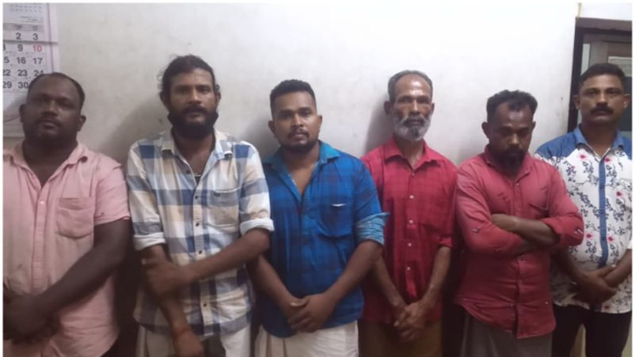 യുവാവിനെ വെട്ടിക്കൊലപ്പെടുത്താൻ ശ്രമിച്ച കേസിൽ കുപ്രസിദ്ധ ഗുണ്ട 'പഞ്ചാര' ബിജു ഉൾപ്പടെ ആറുപേര് അറസ്റ്റില് യുവാവിനെ വെട്ടിക്കൊലപ്പെടുത്താൻ ശ്രമിച്ച കേസിൽ കുപ്രസിദ്ധ ഗുണ്ട 'പഞ്ചാര' ബിജു ഉൾപ്പടെ ആറുപേര് അറസ്റ്റില്