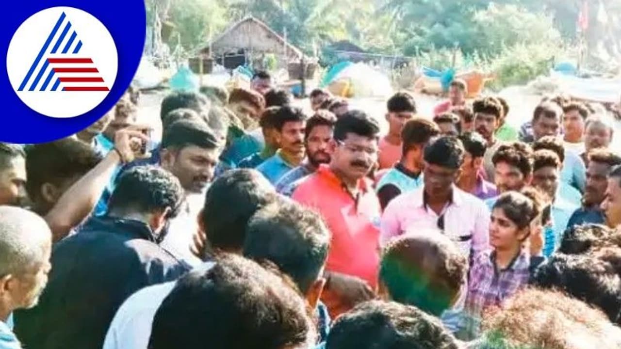 ಅನಧಿಕೃತ ಲೈಟ್ ಫಿಶಿಂಗ್: ಮೀನುಗಾರರ ತಡೆ ಹಿಡಿದು ಪ್ರತಿಭಟನೆ ಅನಧಿಕೃತ ಲೈಟ್ ಫಿಶಿಂಗ್: ಮೀನುಗಾರರ ತಡೆ ಹಿಡಿದು ಪ್ರತಿಭಟನೆ