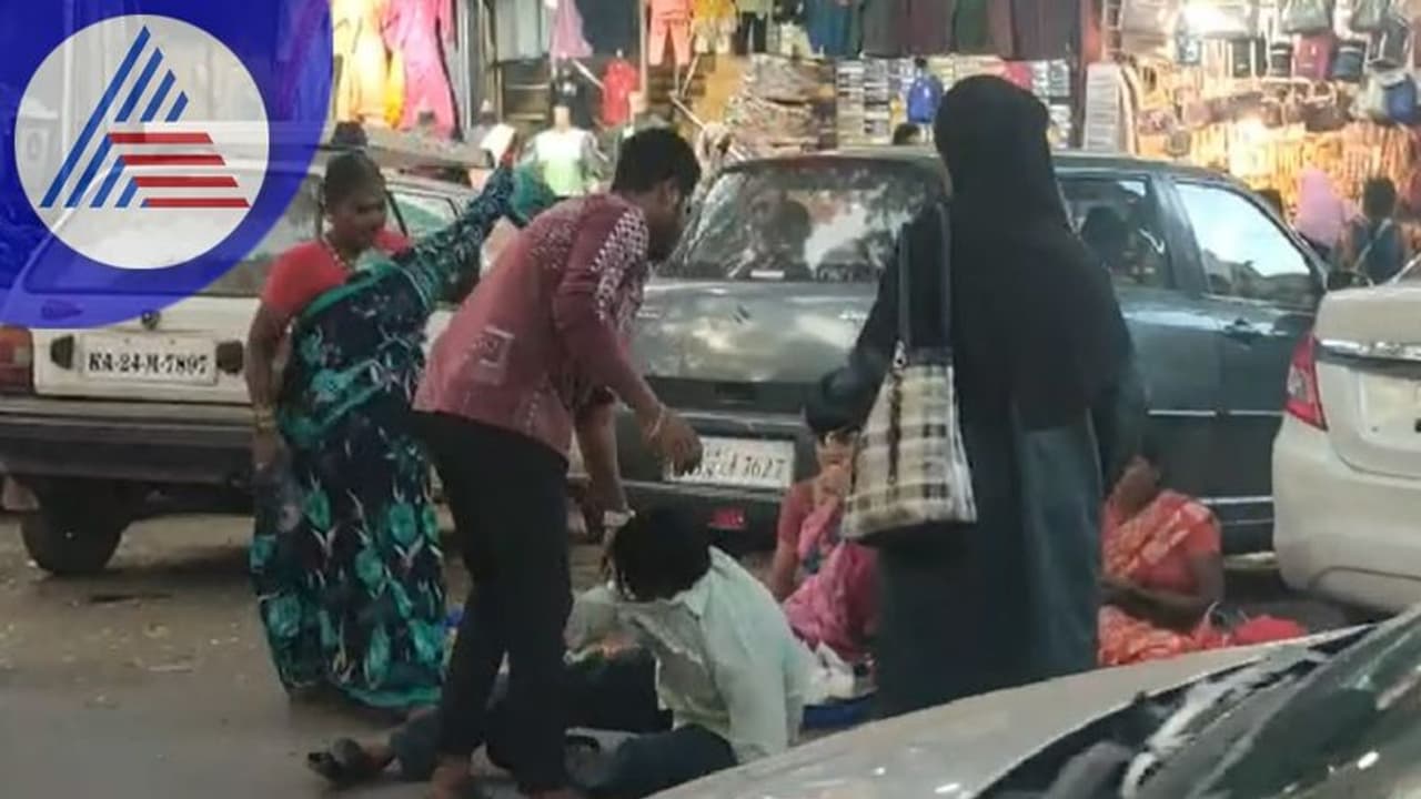 ఫోన్ నెంబర్లు ఇవ్వాలని మహిళలను వేధించిన తాగుబోతు.. దేహశుద్ధి చేసిన స్థానికులు.. కర్ణాటకలో ఘటన (వీడియో)