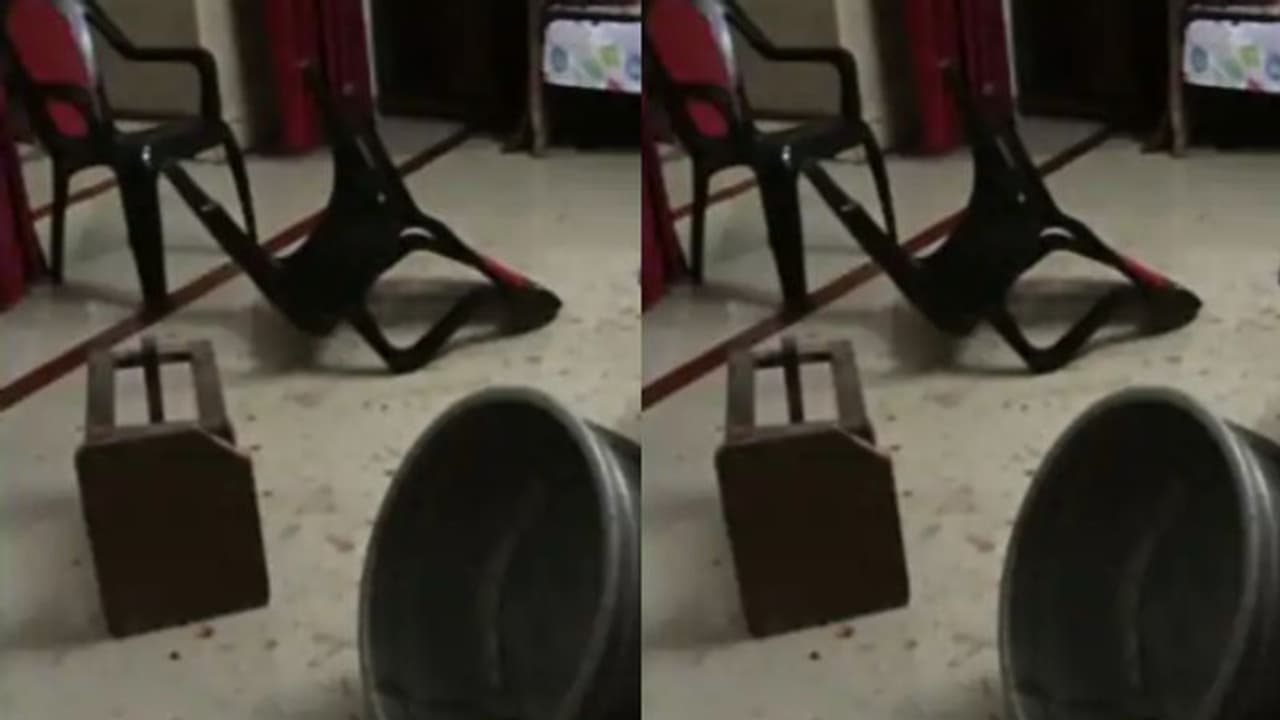 വായ്പാ തിരിച്ചടവ് മുടങ്ങി; സ്വകാര്യ ബാങ്ക് നിയോഗിച്ച അക്രമി സംഘം വീട് കയറി യുവാവിന്റെ കൈവിരല് വെട്ടി വായ്പാ തിരിച്ചടവ് മുടങ്ങി; സ്വകാര്യ ബാങ്ക് നിയോഗിച്ച അക്രമി സംഘം വീട് കയറി യുവാവിന്റെ കൈവിരല് വെട്ടി