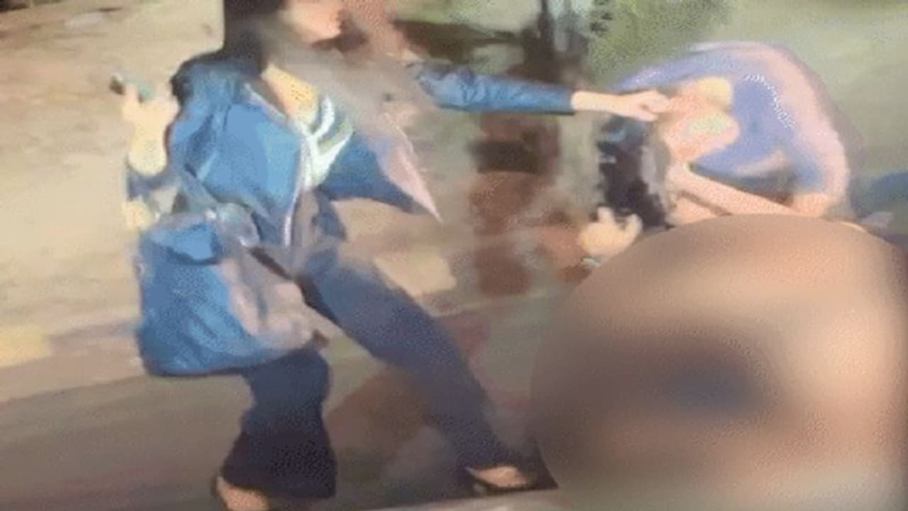 समिट बिल्डिंग के बाहर किन्नरों का हाईवोल्टेज ड्रामा, कहासुनी के बाद कपड़े उतारकर की मारपीट समिट बिल्डिंग के बाहर किन्नरों का हाईवोल्टेज ड्रामा, कहासुनी के बाद कपड़े उतारकर की मारपीट