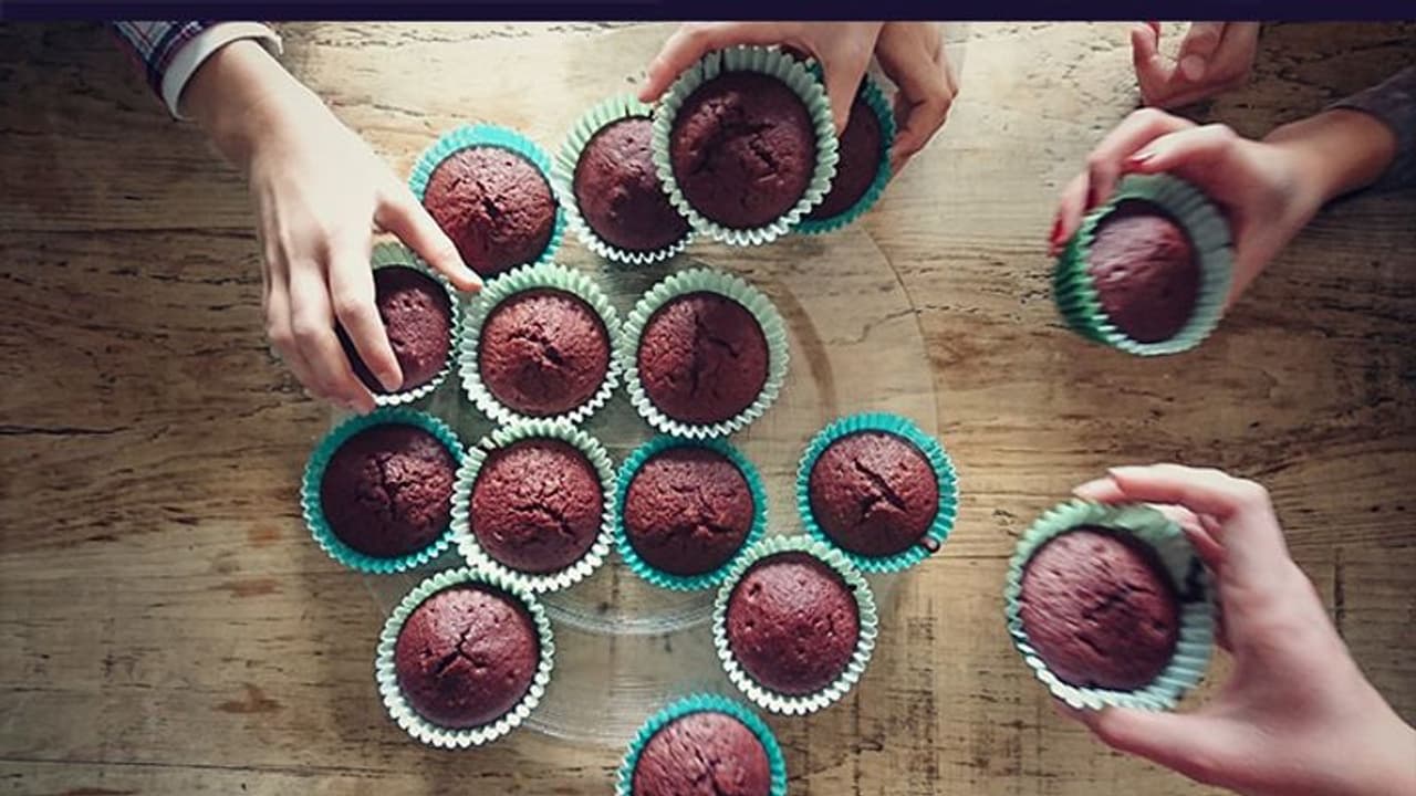 New Year 2023: नए साल का जश्न मनाने के लिए बनाए एगलेस चॉकलेट कप केक, नोट करें रेसिपी