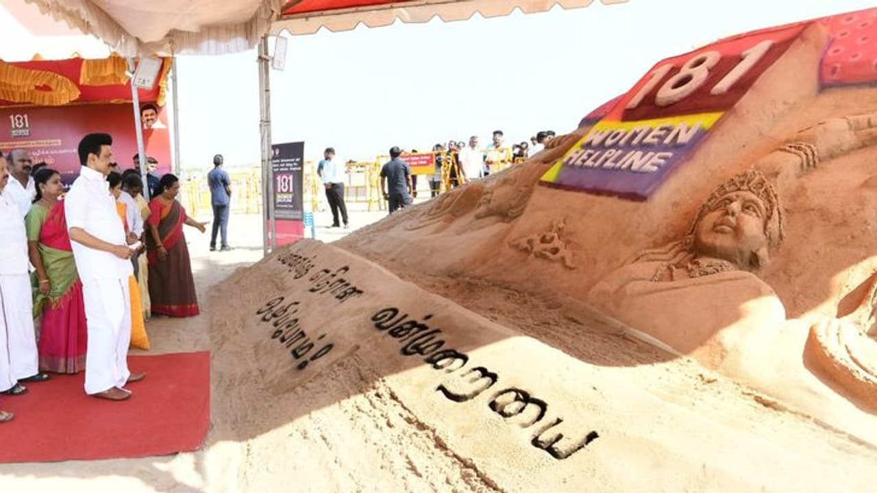 பெண்கள் பாதுகாப்பு; விழிப்புணர்வு மணல் சிற்பத்தை பார்வையிட்ட முதல்வர் ஸ்டாலின் பெண்கள் பாதுகாப்பு; விழிப்புணர்வு மணல் சிற்பத்தை பார்வையிட்ட முதல்வர் ஸ்டாலின்