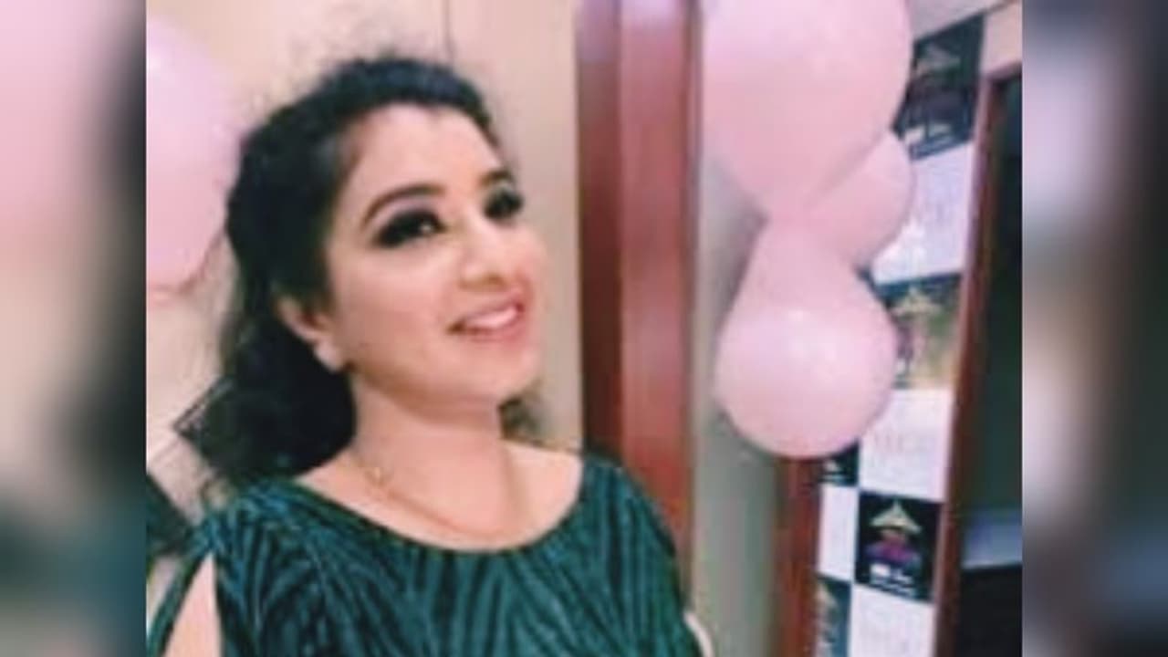 शिकंजे में भ्रष्ट महिला कर्मचारीः 45 हजार रु. सैलरी पाने वाली इस मैडम ने 3 देशों में खोल रखा है बैंक अकाउंट शिकंजे में भ्रष्ट महिला कर्मचारीः 45 हजार रु. सैलरी पाने वाली इस मैडम ने 3 देशों में खोल रखा है बैंक अकाउंट