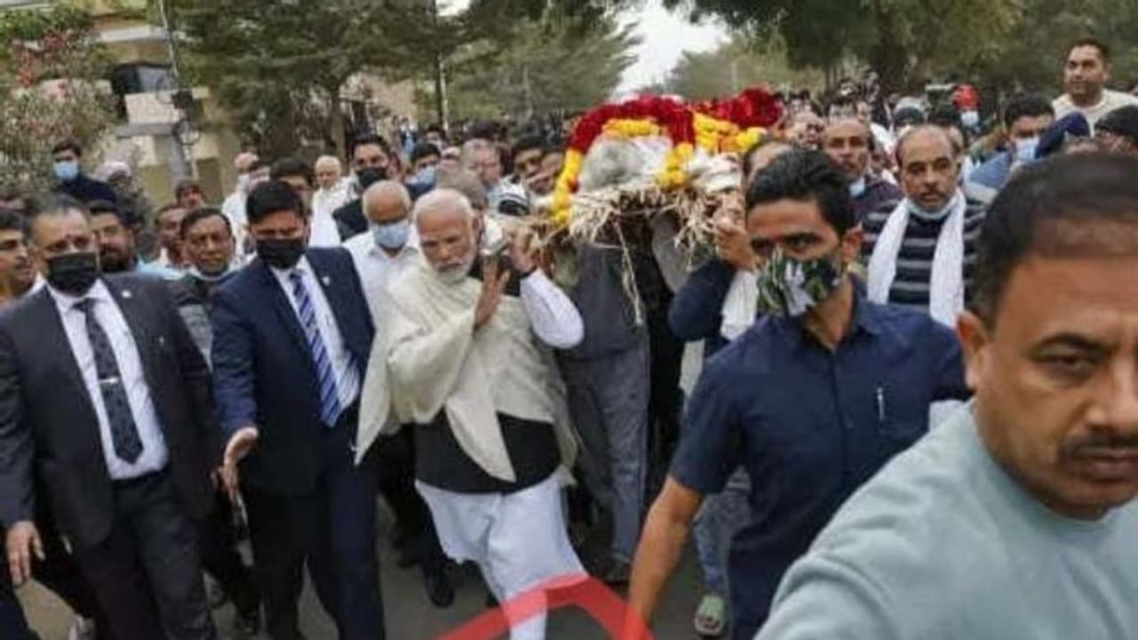 தாயின் உடலை செருப்பு அணியாமல் தூக்கிச் சென்ற பிரதமர் மோடி தாயின் உடலை செருப்பு அணியாமல் தூக்கிச் சென்ற பிரதமர் மோடி