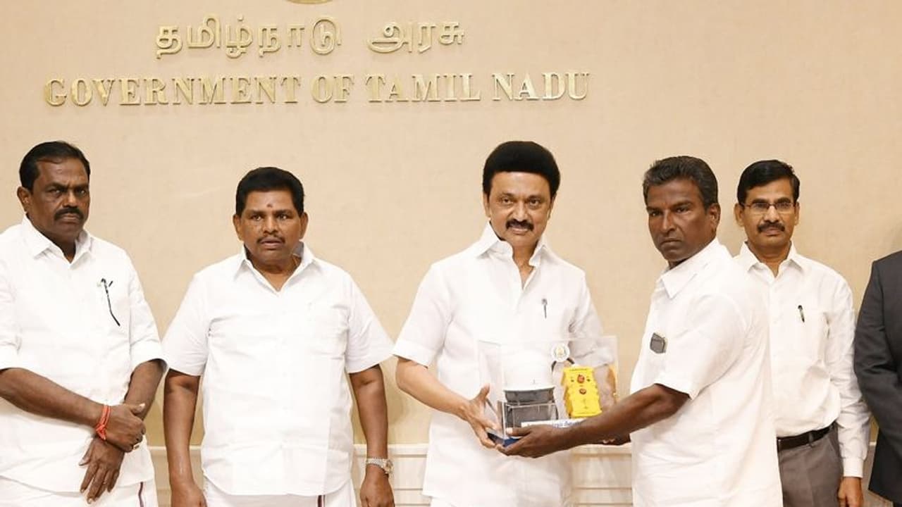 மீன்பிடி விசைப்படகுகளில் டிரான்ஸ்பாண்டர் பொருத்தும் பணியை தொடங்கி வைத்தார் முதல்வர் மீன்பிடி விசைப்படகுகளில் டிரான்ஸ்பாண்டர் பொருத்தும் பணியை தொடங்கி வைத்தார் முதல்வர்