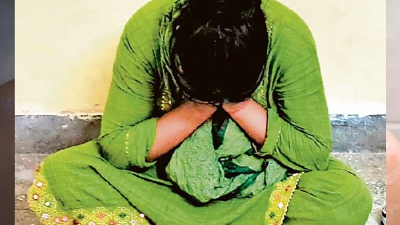 खतरनाक पत्नी: पति की हत्या कर फंदे पर लटका दी लाश, विधवा होने के लिए की थी इतने में डील खतरनाक पत्नी: पति की हत्या कर फंदे पर लटका दी लाश, विधवा होने के लिए की थी इतने में डील