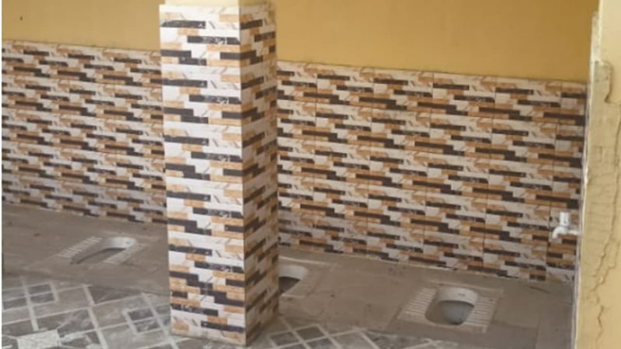 यूपी में बना अनोखा शौचालय देखकर हो जाएंगे हैरान, लोग बोले यहां शौच करना है या ग्रुप डिस्कशन यूपी में बना अनोखा शौचालय देखकर हो जाएंगे हैरान, लोग बोले यहां शौच करना है या ग्रुप डिस्कशन