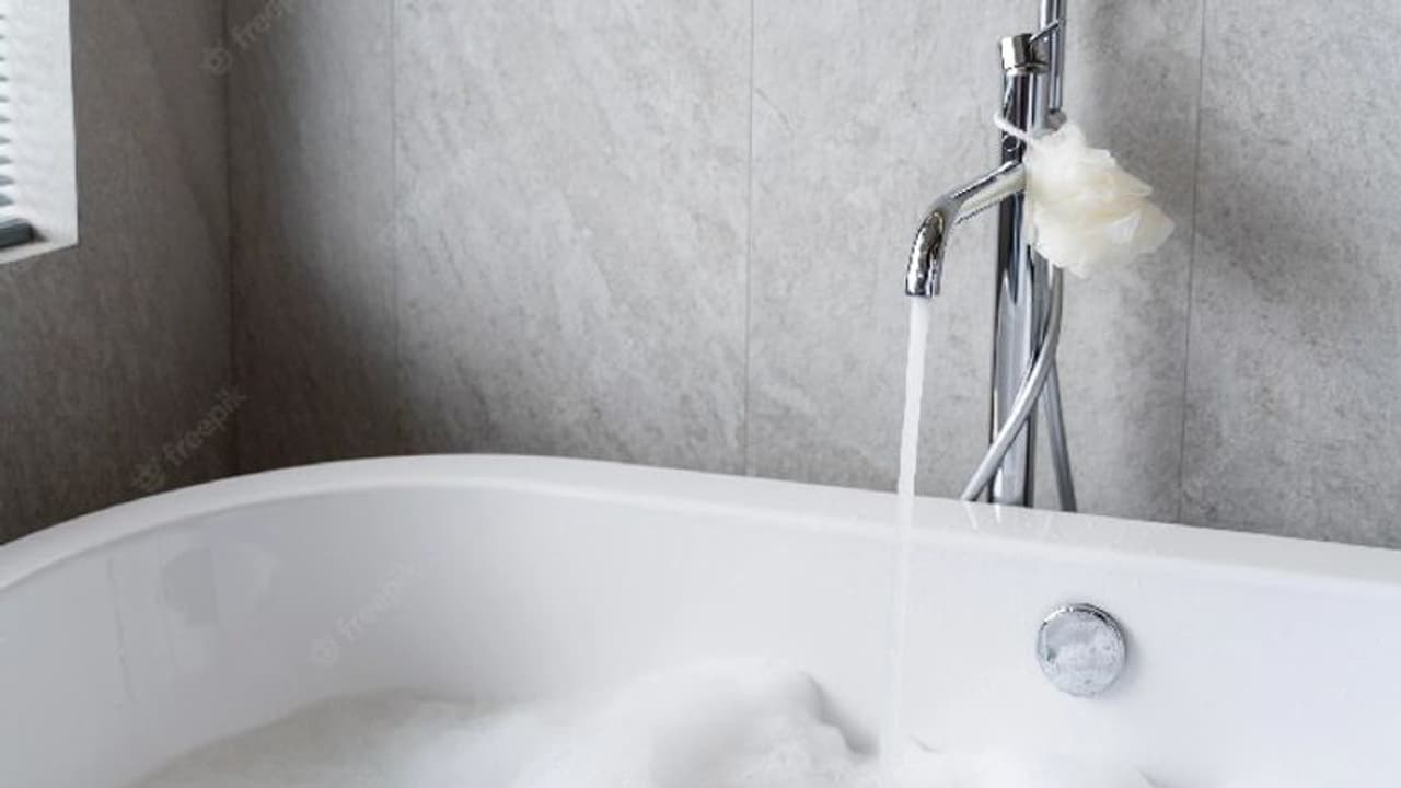 മദ്യപിച്ച് വീട് കുത്തിത്തുറന്ന് ബാത്ത്ടബ്ബില്‍ കുളി; കയ്യോടെ പൊക്കി പൊലീസ്