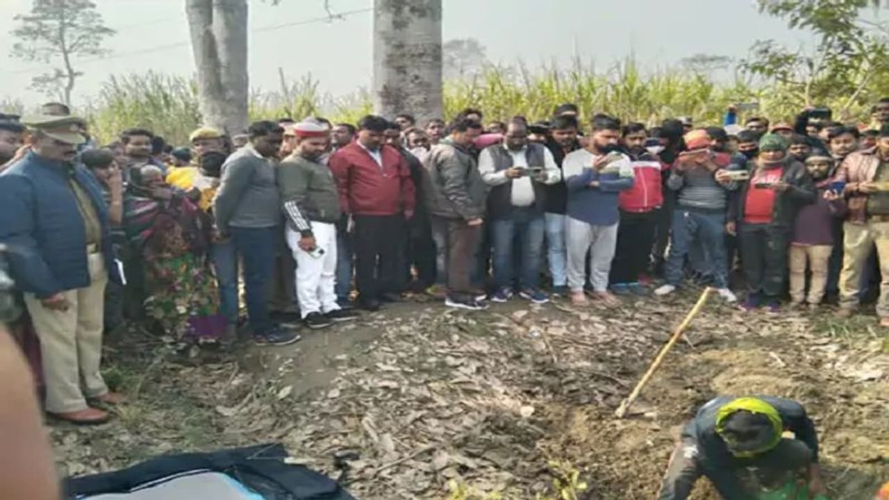 लखीमपुर: महिला ने प्रेमी संग मिलकर पति को उतारा मौत के घाट, फिर शव को ऐसे लगाया ठिकाने, पुलिस कर रही तलाश लखीमपुर: महिला ने प्रेमी संग मिलकर पति को उतारा मौत के घाट, फिर शव को ऐसे लगाया ठिकाने, पुलिस कर रही तलाश