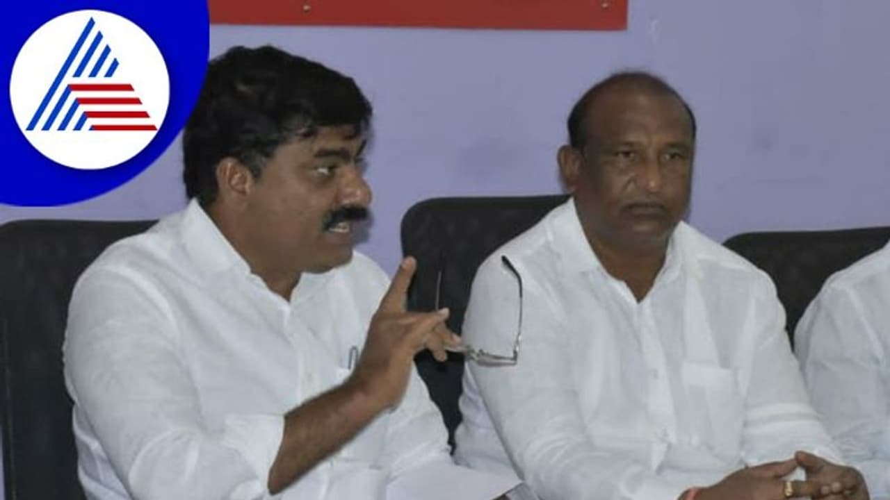 Yadagiri: ಬಿಜೆಪಿಯ ಅದ್ದೂರಿ ಕಾರ್ಯಕ್ರಮಕ್ಕೆ ಆಕ್ಷೇಪ, ಬಿಜೆಪಿ ತೆರಿಗೆ ಹಣ ಲೂಟಿಗಿಳಿದಿದೆ ಎಂದ ಕಾಂಗ್ರೆಸ್ Yadagiri: ಬಿಜೆಪಿಯ ಅದ್ದೂರಿ ಕಾರ್ಯಕ್ರಮಕ್ಕೆ ಆಕ್ಷೇಪ, ಬಿಜೆಪಿ ತೆರಿಗೆ ಹಣ ಲೂಟಿಗಿಳಿದಿದೆ ಎಂದ ಕಾಂಗ್ರೆಸ್