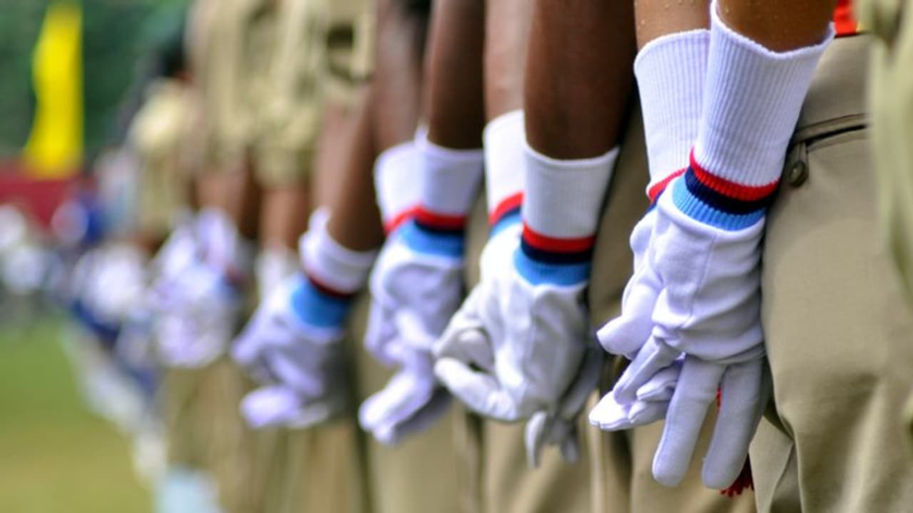 പൊലീസിനെ ആക്രമിച്ച് വാറ്റുകാര്, പിടിച്ചെടുത്ത വ്യാജമദ്യം തിരിച്ചുപിടിച്ചു, പക്ഷേ... പൊലീസിനെ ആക്രമിച്ച് വാറ്റുകാര്, പിടിച്ചെടുത്ത വ്യാജമദ്യം തിരിച്ചുപിടിച്ചു, പക്ഷേ...