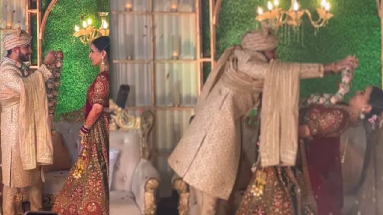 180 ഡിഗ്രിയിൽ വളഞ്ഞ് വധു; വരണമാല്യം അണിയിക്കാൻ കഷ്ടപ്പെട്ട് വരന്; വൈറലായി വീഡിയോ 180 ഡിഗ്രിയിൽ വളഞ്ഞ് വധു; വരണമാല്യം അണിയിക്കാൻ കഷ്ടപ്പെട്ട് വരന്; വൈറലായി വീഡിയോ