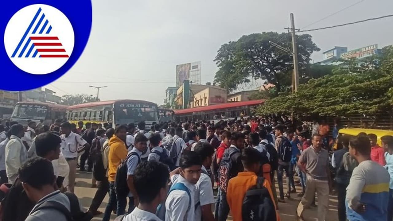 Bagalkote: ಬಸ್ ಇಲ್ಲದೇ ಪರದಾಡುತ್ತಿರುವ ವಿದ್ಯಾರ್ಥಿಗಳು Bagalkote: ಬಸ್ ಇಲ್ಲದೇ ಪರದಾಡುತ್ತಿರುವ ವಿದ್ಯಾರ್ಥಿಗಳು