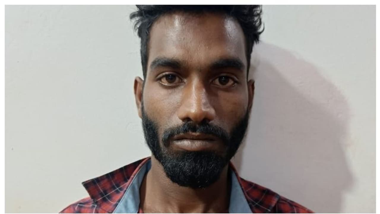 ശുചുമിറിയില് പോകണമെന്ന് പീഡനക്കേസ് പ്രതി, വിലങ്ങഴിച്ചതിന് പിന്നാലെ ഓടിരക്ഷപ്പെട്ടു ശുചുമിറിയില് പോകണമെന്ന് പീഡനക്കേസ് പ്രതി, വിലങ്ങഴിച്ചതിന് പിന്നാലെ ഓടിരക്ഷപ്പെട്ടു