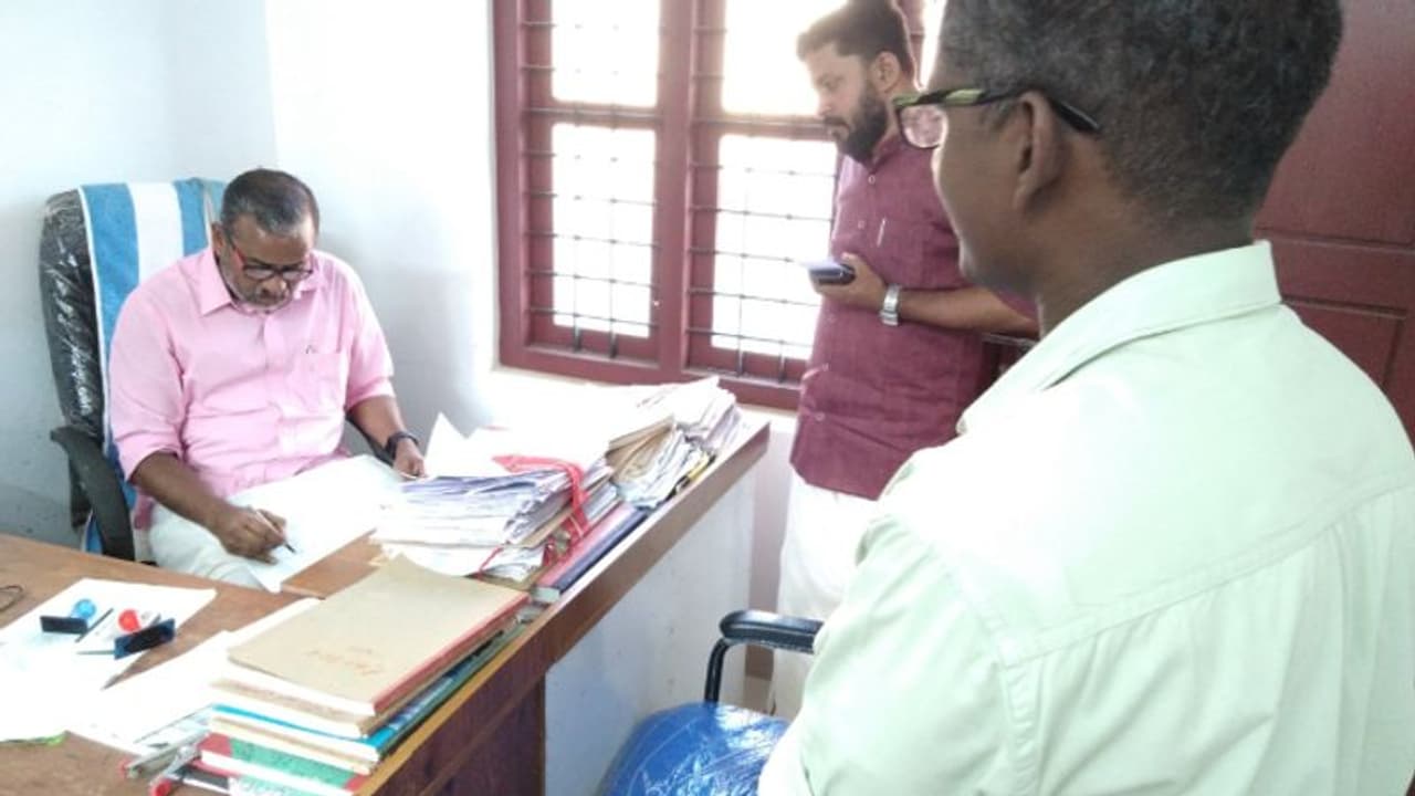 ചേർത്തല നഗരത്തിലെ രണ്ട് ഓഫീസുകളിൽ പി പ്രസാദിന്റെ മിന്നൽ പരിശോധന; ഒപ്പിട്ട് മുങ്ങിയവര് കുടുങ്ങി ചേർത്തല നഗരത്തിലെ രണ്ട് ഓഫീസുകളിൽ പി പ്രസാദിന്റെ മിന്നൽ പരിശോധന; ഒപ്പിട്ട് മുങ്ങിയവര് കുടുങ്ങി