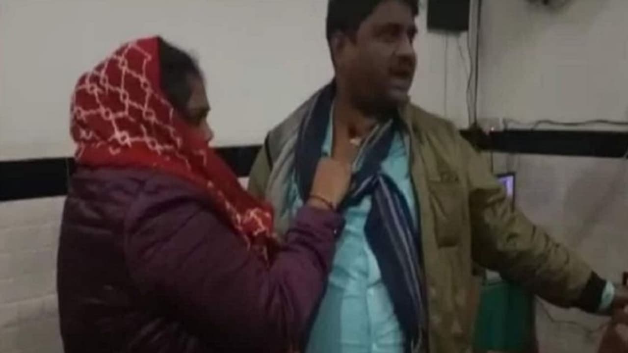 बस्ती में बीच सड़क पर पत्नी ने की आशिक मिजाज दारोगा की पिटाई, 2 बच्चों के पिता का 6 सालों से चल रहा था खेल बस्ती में बीच सड़क पर पत्नी ने की आशिक मिजाज दारोगा की पिटाई, 2 बच्चों के पिता का 6 सालों से चल रहा था खेल