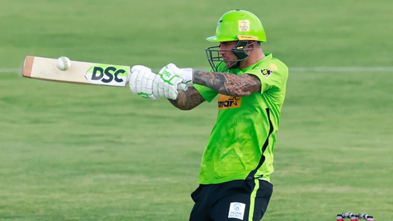 BBL: அலெக்ஸ் ஹேல்ஸ், ஆலிவர் டேவிஸ் அதிரடி அரைசதம்..! 20 ஓவரில் 228 ரன்களை குவித்த சிட்னி தண்டர் அணி 