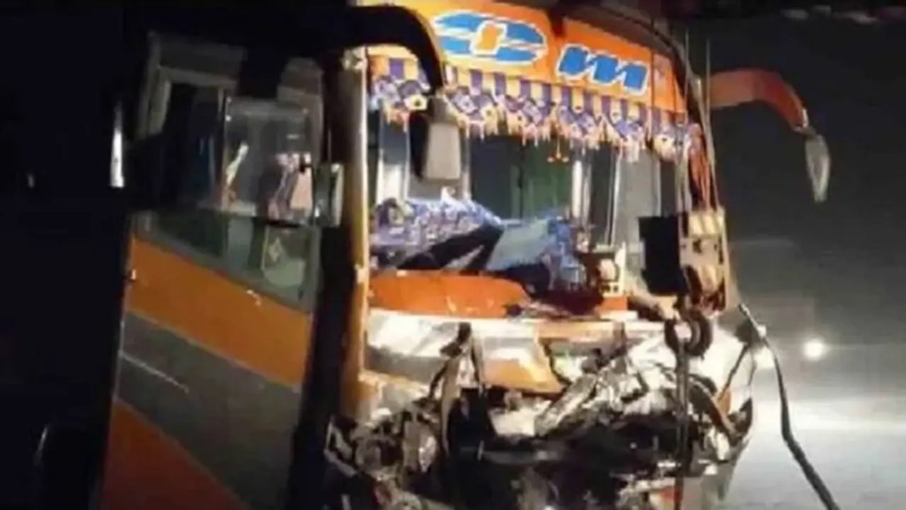 கிருஷ்ணகிரியில் கர்நாடகா பேருந்து மோதி ராணுவ வீரர் உள்பட 2 பேர் சம்பவ இடத்திலேயே பலி