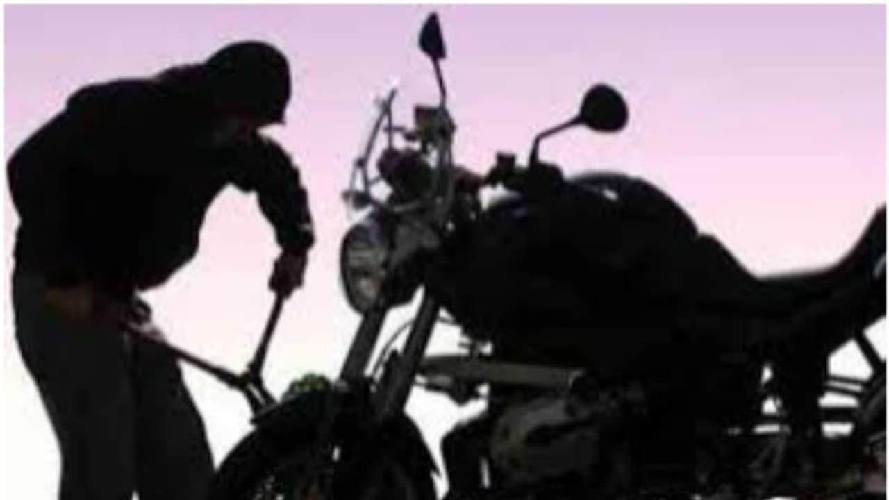 ಗೆಳೆಯನಿಂದ ಕಳ್ಳತನದ ಟ್ರೈನಿಂಗ್: ಗುರುದಕ್ಷಿಣೆ ಕೊಡಲು ಬೈಕ್ ಕದ್ದ ಬಾಲಕ ಅಂದರ್..! ಗೆಳೆಯನಿಂದ ಕಳ್ಳತನದ ಟ್ರೈನಿಂಗ್: ಗುರುದಕ್ಷಿಣೆ ಕೊಡಲು ಬೈಕ್ ಕದ್ದ ಬಾಲಕ ಅಂದರ್..!