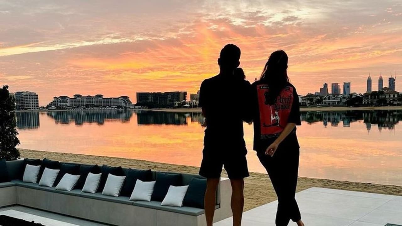 2022 में आखिरी सनराइज के साथ विराट अनुष्का ने शेयर की पोस्ट, मॉम डैड की बाहों में खिलखिलाती रहीं वामिका