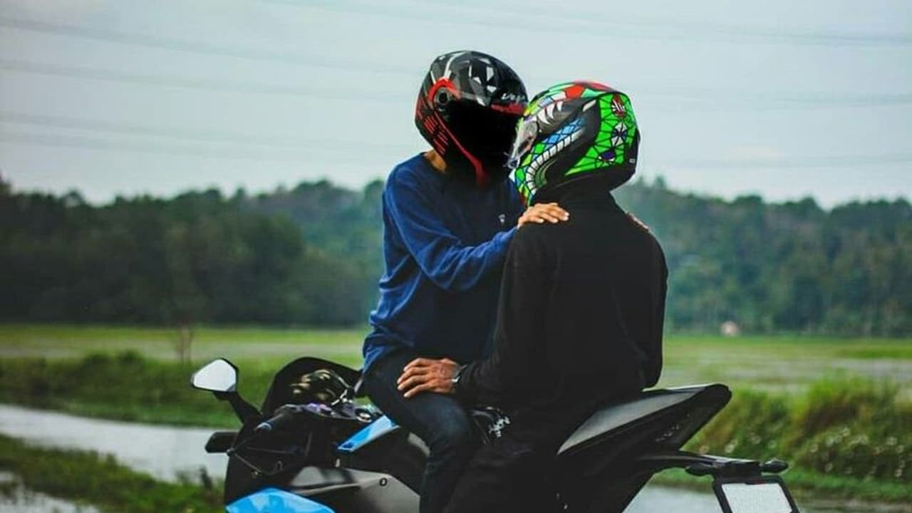 காதலனுடன் ஊர் சுற்றுவதற்காக தாயிடம் கடத்தல் நாடகம்; தலையில் தட்டி அனுப்பிய காவல்துறை காதலனுடன் ஊர் சுற்றுவதற்காக தாயிடம் கடத்தல் நாடகம்; தலையில் தட்டி அனுப்பிய காவல்துறை