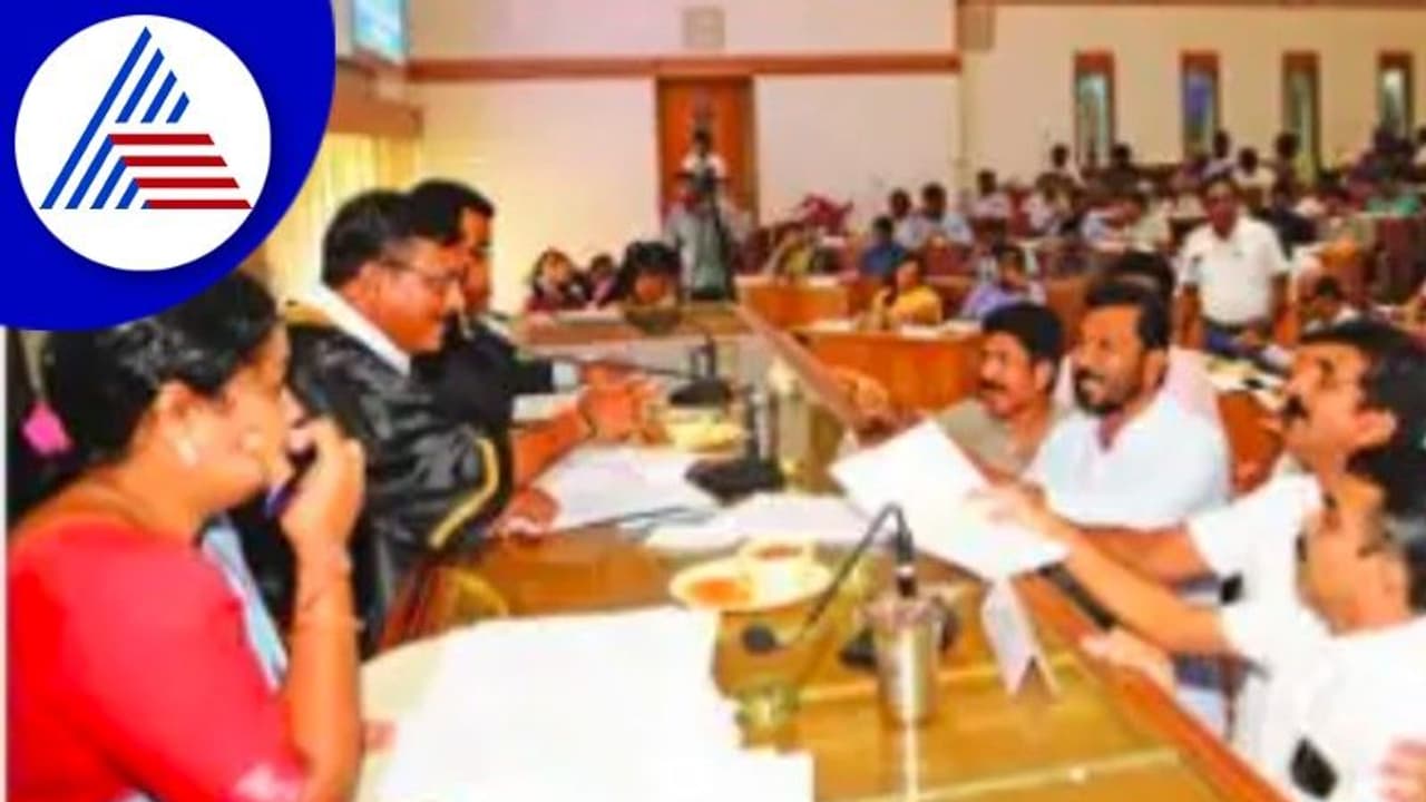 ಸಾಲದ ಮೊತ್ತದ ಹಣ ಶಾಸಕರು ಶಿಫಾರಸು ಮಾಡಿದ ಕಾಮಗಾರಿಗೆ: ವಿಪಕ್ಷ ಕಾಂಗ್ರೆಸ್ ಗದ್ದಲ ಸಾಲದ ಮೊತ್ತದ ಹಣ ಶಾಸಕರು ಶಿಫಾರಸು ಮಾಡಿದ ಕಾಮಗಾರಿಗೆ: ವಿಪಕ್ಷ ಕಾಂಗ್ರೆಸ್ ಗದ್ದಲ