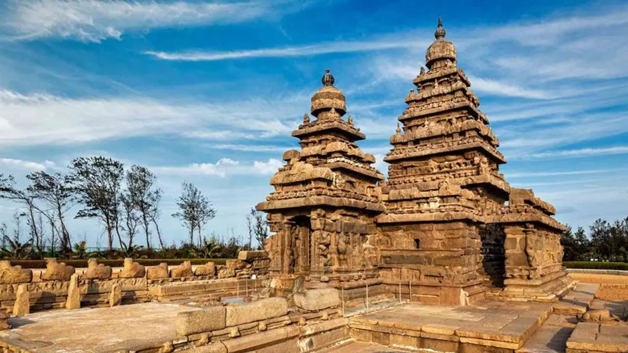 மகாபலிபுரத்தை சுற்றிப்பார்த்த முதல்வரை சுற்றி சுற்றி பார்த்த பொதுமக்கள் மகாபலிபுரத்தை சுற்றிப்பார்த்த முதல்வரை சுற்றி சுற்றி பார்த்த பொதுமக்கள்