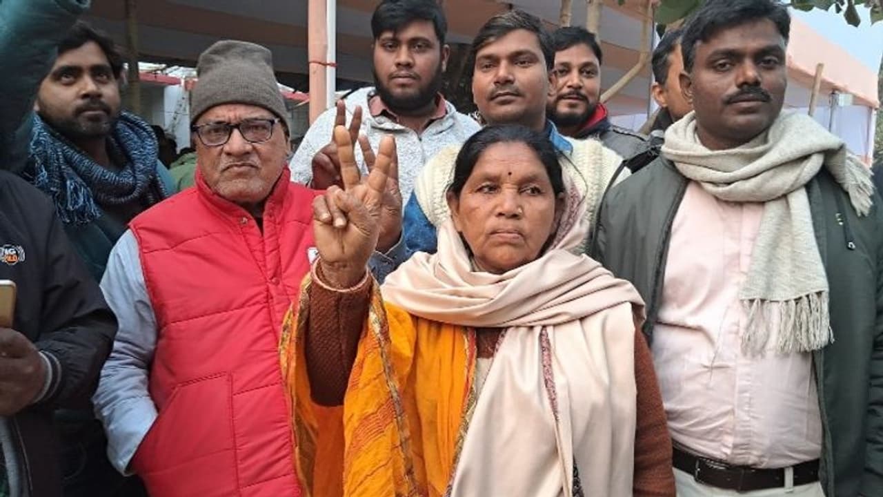 बिहार के गया में लोगों ने रचा इतिहास, मैला ढोने वाली महिला को जनता ने चुना डिप्टी मेयर बिहार के गया में लोगों ने रचा इतिहास, मैला ढोने वाली महिला को जनता ने चुना डिप्टी मेयर