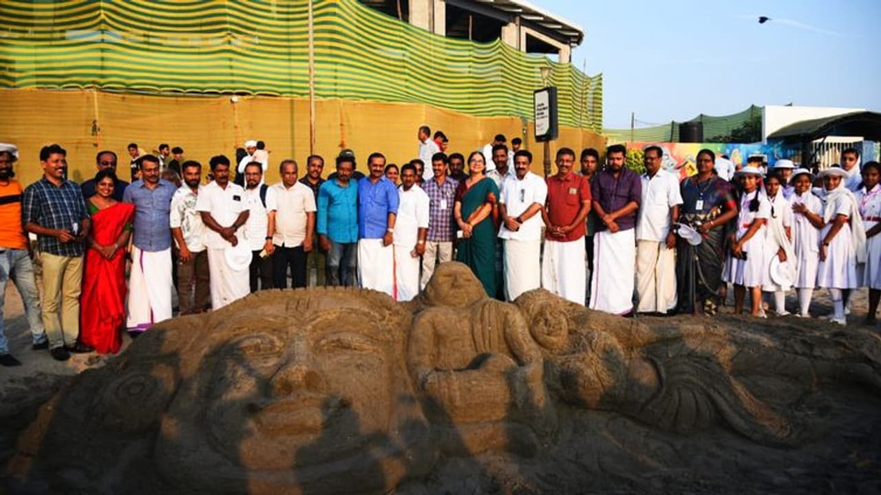  കലോത്സവ ആരവത്തിന് ഒരുങ്ങി കോഴിക്കോട്, കടലോരത്ത് ഒരുങ്ങിയത് ഭീമൻ മണൽശില്പം
