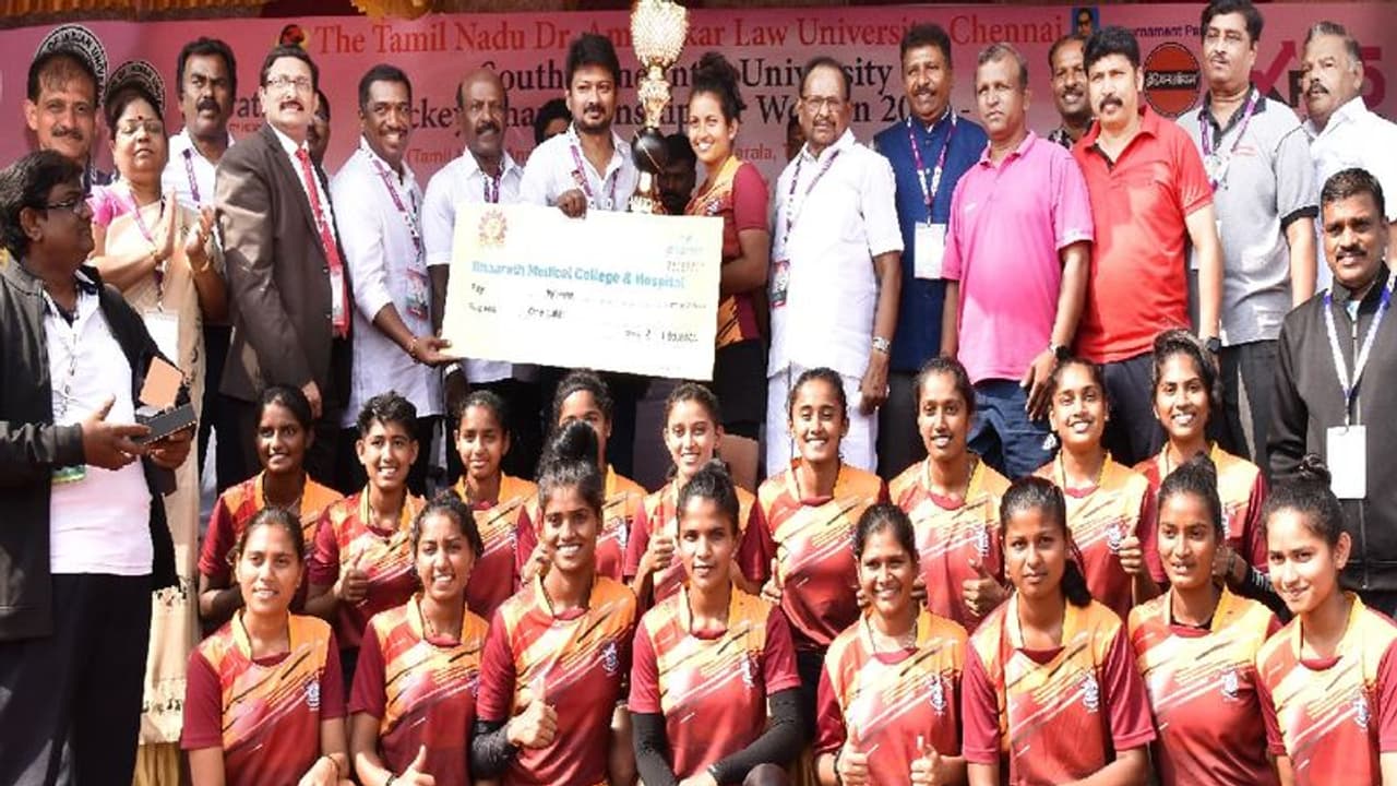 பெண்களுக்கான ஹாக்கி போட்டி... வெற்றிப்பெற்ற அணிகளுக்கு பரிசுகளை வழங்கினார் அமைச்சர் உதயநிதி!! பெண்களுக்கான ஹாக்கி போட்டி... வெற்றிப்பெற்ற அணிகளுக்கு பரிசுகளை வழங்கினார் அமைச்சர் உதயநிதி!!