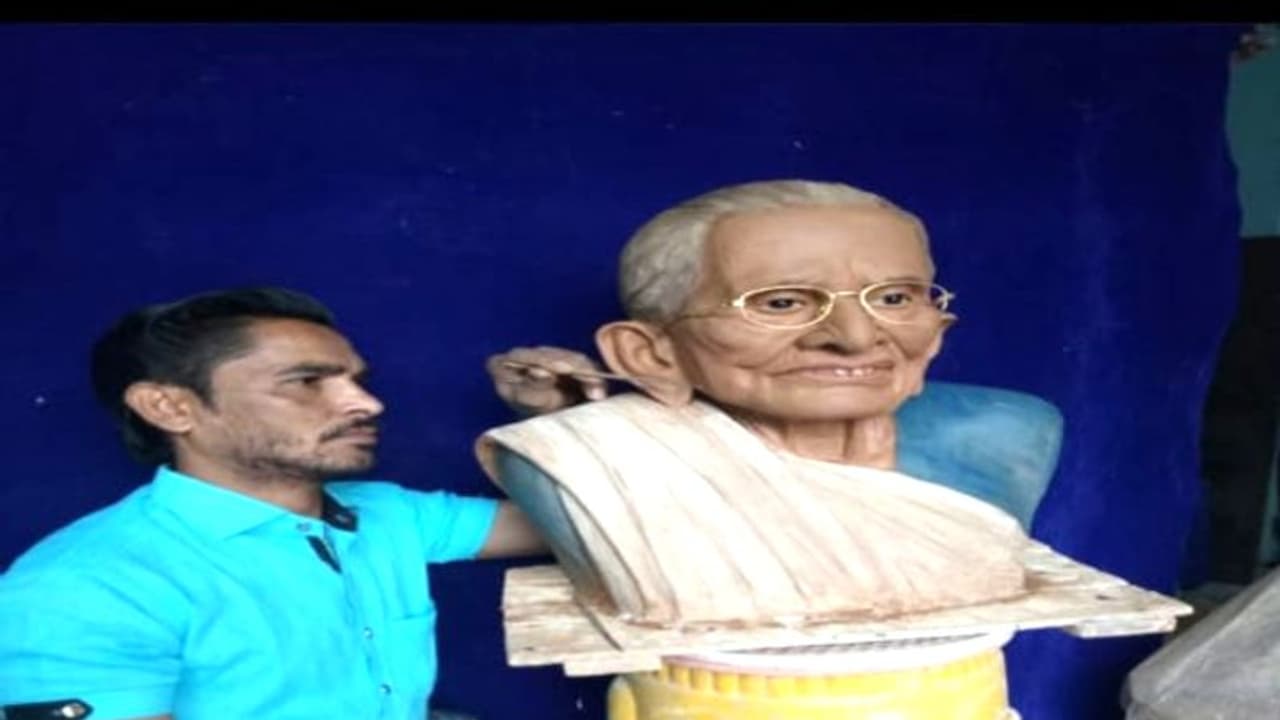 PM नरेंद्र मोदी की माता जी हीराबा को राजस्थान से अनोखी श्रद्धांजलि: गिनीज वर्ल्ड रिकॉर्ड होल्डर ने किया ये काम PM नरेंद्र मोदी की माता जी हीराबा को राजस्थान से अनोखी श्रद्धांजलि: गिनीज वर्ल्ड रिकॉर्ड होल्डर ने किया ये काम