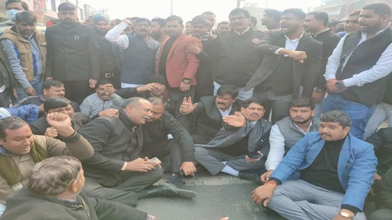 वकीलों ने दिखाई गुंडागर्दी, पुलिसकर्मियों से हाथापाई कर लखनऊ रायबरेली हाईवे किया जाम, जानें पूरा मामला वकीलों ने दिखाई गुंडागर्दी, पुलिसकर्मियों से हाथापाई कर लखनऊ रायबरेली हाईवे किया जाम, जानें पूरा मामला