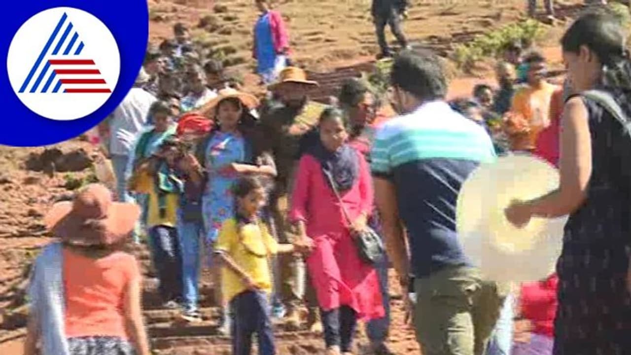 ಚಿಕ್ಕಮಗಳೂರು ಪ್ರವಾಸಿ ತಾಣಗಳಲ್ಲಿ ಹೊಸ ವರ್ಷ ಆಚರಣೆಗೆ ಪ್ರವಾಸಿಗರು ಲಗ್ಗೆ, ಕೇಕ್ಗೆ ಇನ್ನಿಲ್ಲದ ಬೇಡಿಕೆ ಚಿಕ್ಕಮಗಳೂರು ಪ್ರವಾಸಿ ತಾಣಗಳಲ್ಲಿ ಹೊಸ ವರ್ಷ ಆಚರಣೆಗೆ ಪ್ರವಾಸಿಗರು ಲಗ್ಗೆ, ಕೇಕ್ಗೆ ಇನ್ನಿಲ್ಲದ ಬೇಡಿಕೆ