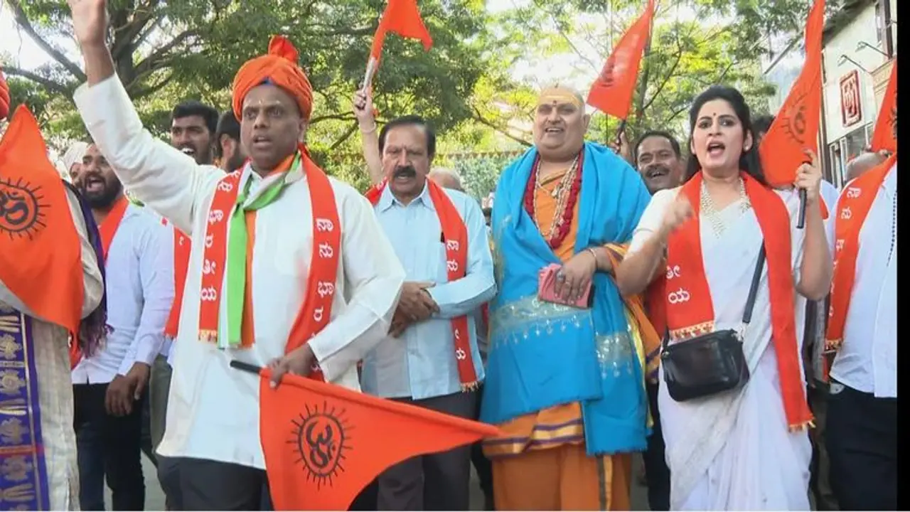 ಹೊಸ ವರ್ಷಾಚರಣೆಗೆ ಆಕ್ರೋಶ, ಬ್ರಹ್ಮಾಂಡ ಗುರೂಜಿ, ನಟಿ ರೂಪಾ ಆಯ್ಯರ್ ಪಾದಯಾತ್ರೆ! ಹೊಸ ವರ್ಷಾಚರಣೆಗೆ ಆಕ್ರೋಶ, ಬ್ರಹ್ಮಾಂಡ ಗುರೂಜಿ, ನಟಿ ರೂಪಾ ಆಯ್ಯರ್ ಪಾದಯಾತ್ರೆ!