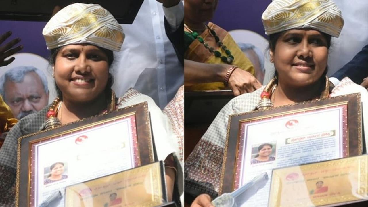 ಬೆಂಗಳೂರು: ಸುವರ್ಣ ನ್ಯೂಸ್ ಔಟ್ಪುಟ್ ಮುಖ್ಯಸ್ಥೆ ಎಂ.ಸಿ.ಶೋಭಾಗೆ ಪ್ರೆಸ್ ಕ್ಲಬ್ ವಾರ್ಷಿಕ ಪ್ರಶಸ್ತಿ! ಬೆಂಗಳೂರು: ಸುವರ್ಣ ನ್ಯೂಸ್ ಔಟ್ಪುಟ್ ಮುಖ್ಯಸ್ಥೆ ಎಂ.ಸಿ.ಶೋಭಾಗೆ ಪ್ರೆಸ್ ಕ್ಲಬ್ ವಾರ್ಷಿಕ ಪ್ರಶಸ್ತಿ!