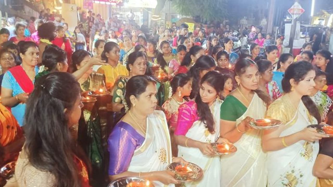 கோவையில் புத்தாண்டை முன்னிட்டு ஐயப்பன் வீதியுலா; திருவிளக்கேந்தி மங்கையர்கள் வழிபாடு கோவையில் புத்தாண்டை முன்னிட்டு ஐயப்பன் வீதியுலா; திருவிளக்கேந்தி மங்கையர்கள் வழிபாடு