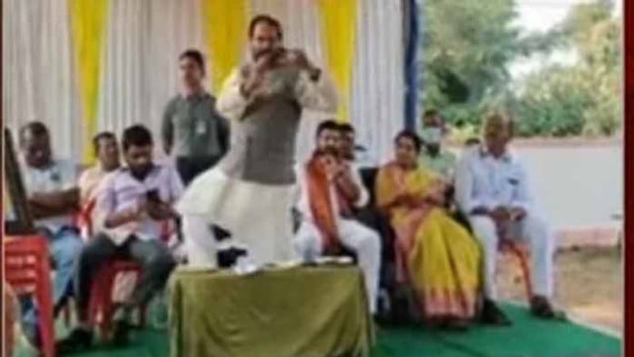 కారణమిదీ: శ్రీకాకుళంలో తొడకొట్టిన ఏపీ అసెంబ్లీ స్పీకర్ తమ్మినేని సీతారాం కారణమిదీ: శ్రీకాకుళంలో తొడకొట్టిన ఏపీ అసెంబ్లీ స్పీకర్ తమ్మినేని సీతారాం