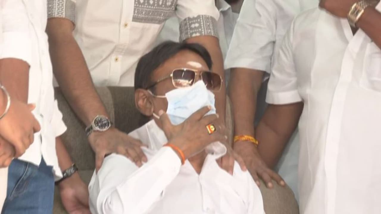 தொண்டர்களை நேரில் சந்தித்து கைகூப்பி வணக்கம் தெரிவித்த விஜயகாந்த் தொண்டர்களை நேரில் சந்தித்து கைகூப்பி வணக்கம் தெரிவித்த விஜயகாந்த்