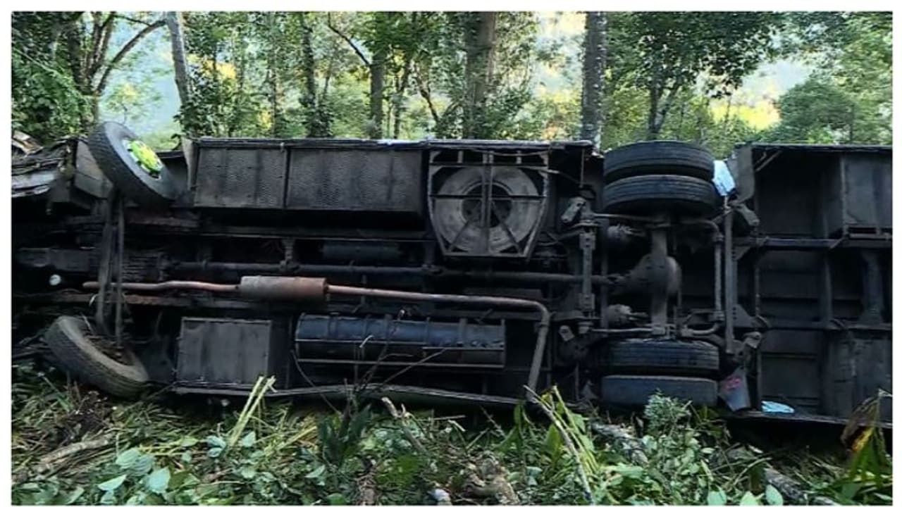 അടിമാലിയില് വിദ്യാര്ത്ഥികളുമായി പോയ ടൂറിസ്റ്റ് ബസ് മറിഞ്ഞു, 43 പേര്ക്ക് പരിക്ക് അടിമാലിയില് വിദ്യാര്ത്ഥികളുമായി പോയ ടൂറിസ്റ്റ് ബസ് മറിഞ്ഞു, 43 പേര്ക്ക് പരിക്ക്