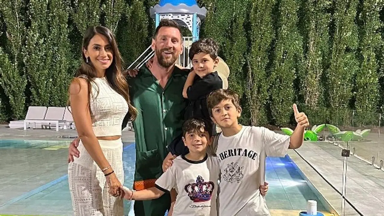 ಹೊಸವರ್ಷವನ್ನು ಅದ್ದೂರಿಯಾಗಿ ಸ್ವಾಗತಿಸಿದ ಫುಟ್ಬಾಲ್ ದಿಗ್ಗಜ ಲಿಯೋನೆಲ್ ಮೆಸ್ಸಿ ಹೊಸವರ್ಷವನ್ನು ಅದ್ದೂರಿಯಾಗಿ ಸ್ವಾಗತಿಸಿದ ಫುಟ್ಬಾಲ್ ದಿಗ್ಗಜ ಲಿಯೋನೆಲ್ ಮೆಸ್ಸಿ