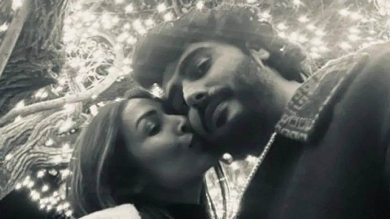Malaika Arora, Arjun Kapoor's romantic pic goes viral; actress kisses beau starts New Year on a positive note