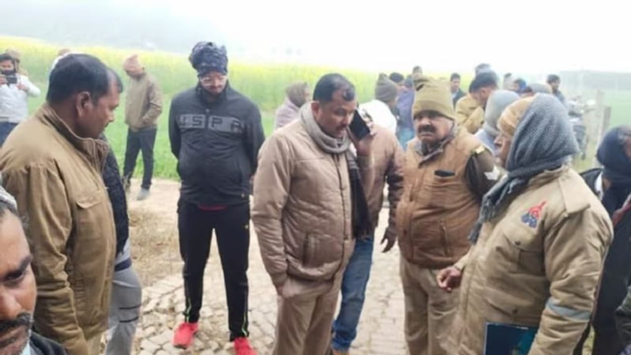 जौनपुर में मिला युवक का निर्वस्त्र शव, ईंट से कूचकर की गई हत्या जौनपुर में मिला युवक का निर्वस्त्र शव, ईंट से कूचकर की गई हत्या