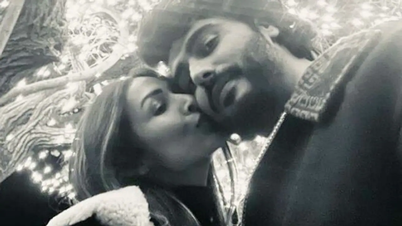 Valentine's Day 2023: Arjun Kapoor, Malaika Arora's latest lovey dovey photo goes viral; gets positive comment Valentine's Day 2023: Arjun Kapoor, Malaika Arora's latest lovey dovey photo goes viral; gets positive comment