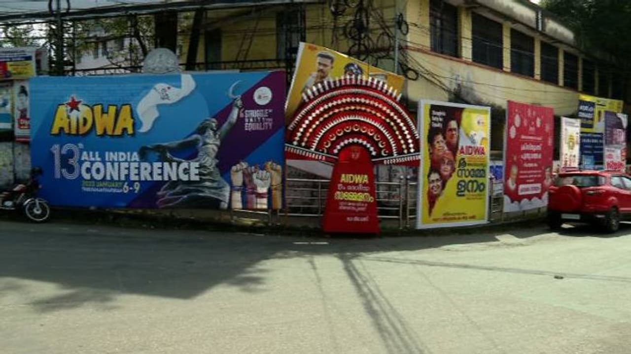 പാതയോരങ്ങളിൽ അനധികൃത ബോർഡുകളും കൊടിതോരണങ്ങളും; ഹൈക്കോടതി വിലക്കിന് പുല്ലുവില