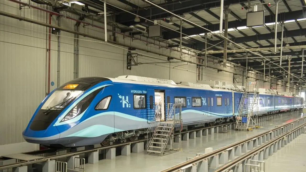 ഇന്ത്യൻ ട്രാക്കുകളിള് ചീറിപ്പായും ഹൈഡ്രജൻ ട്രെയിൻ, അമ്പരപ്പില് ലോകരാജ്യങ്ങള്! ഇന്ത്യൻ ട്രാക്കുകളിള് ചീറിപ്പായും ഹൈഡ്രജൻ ട്രെയിൻ, അമ്പരപ്പില് ലോകരാജ്യങ്ങള്!